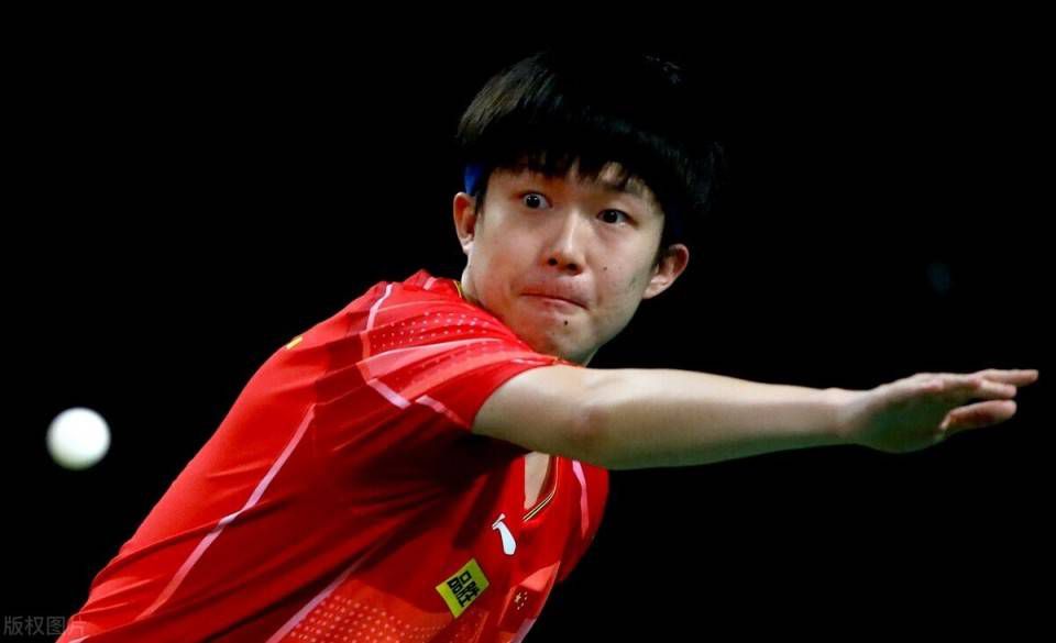 刘诗诗身穿小香套装优 刘诗诗泡泡袖针织裙显甜美 刘雯深V西装攻气足 2017-05-04 当地时间2017年5月3日,法国巴黎,Chanel 2017/18早春度假系列发布会,刘诗诗身穿泡泡袖衬衣搭配针织裙,优雅大气不失少女甜美。
