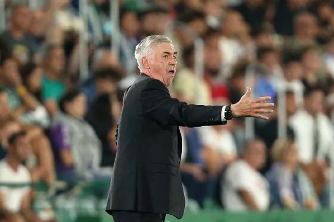视频从观影玩手机、未播放完彩蛋就清场入手,不同于单调的讲道理,视频将观影烦恼演成小情景剧,徐峥更拿出